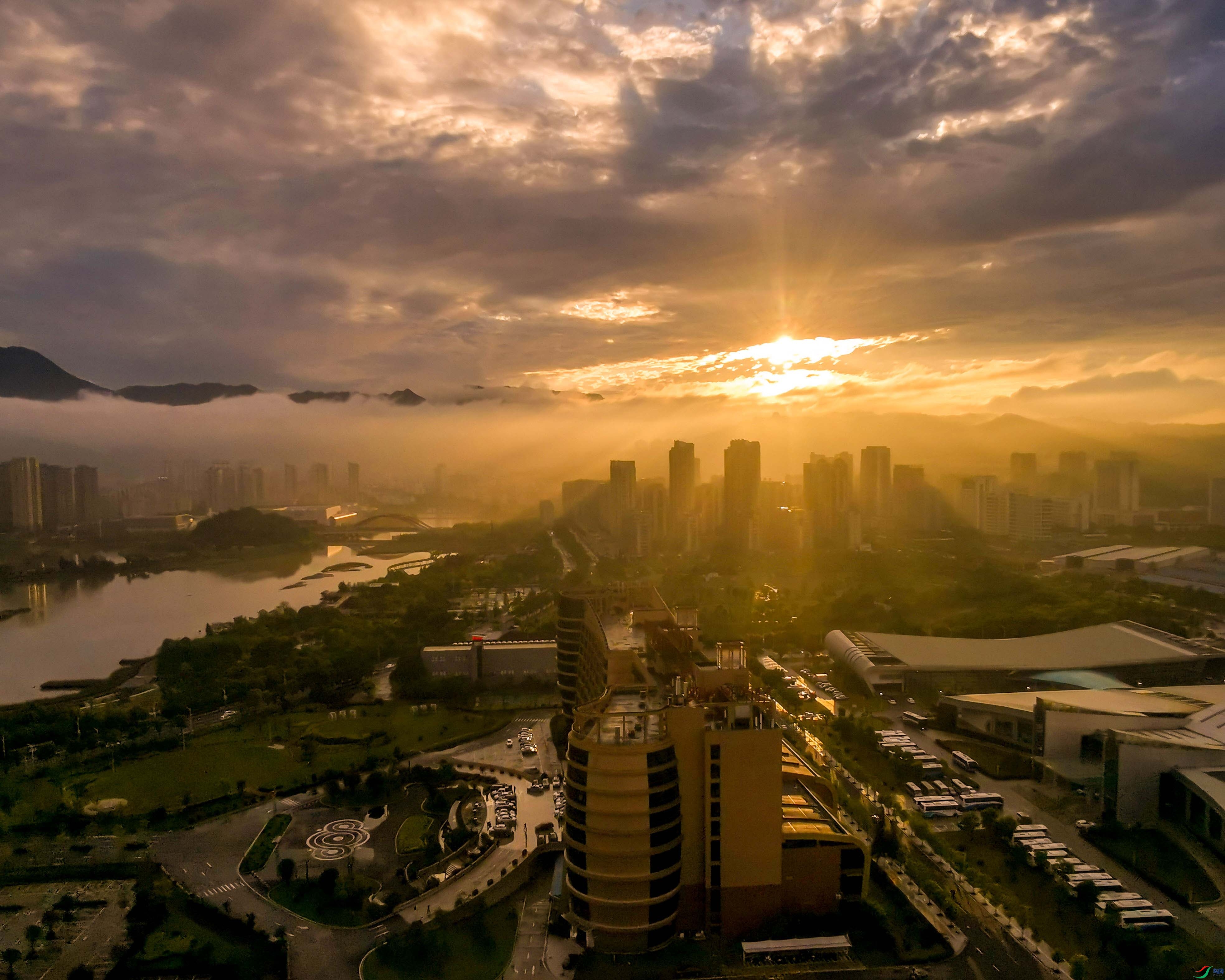 城市的霞光(祝贺拙老师荣获首页综合精华)