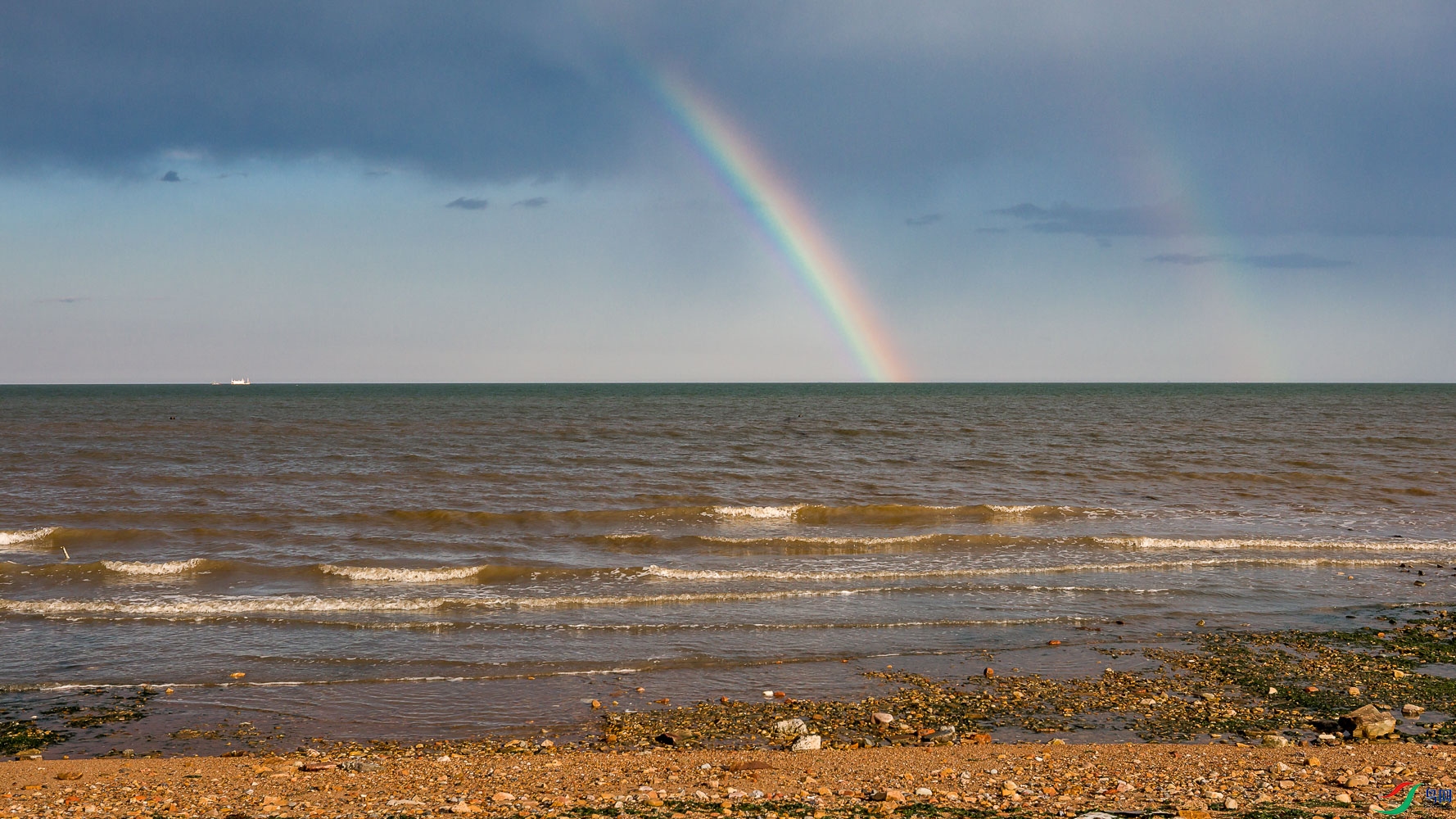 大海雨后彩虹壁纸图片