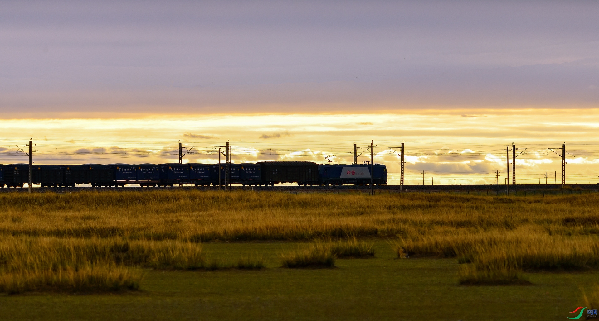 《霞光映衬下的青藏铁路》