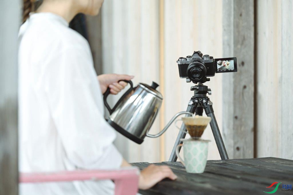 Nikon-Z-fc-DX-format-mirrorless-camera-8.jpg