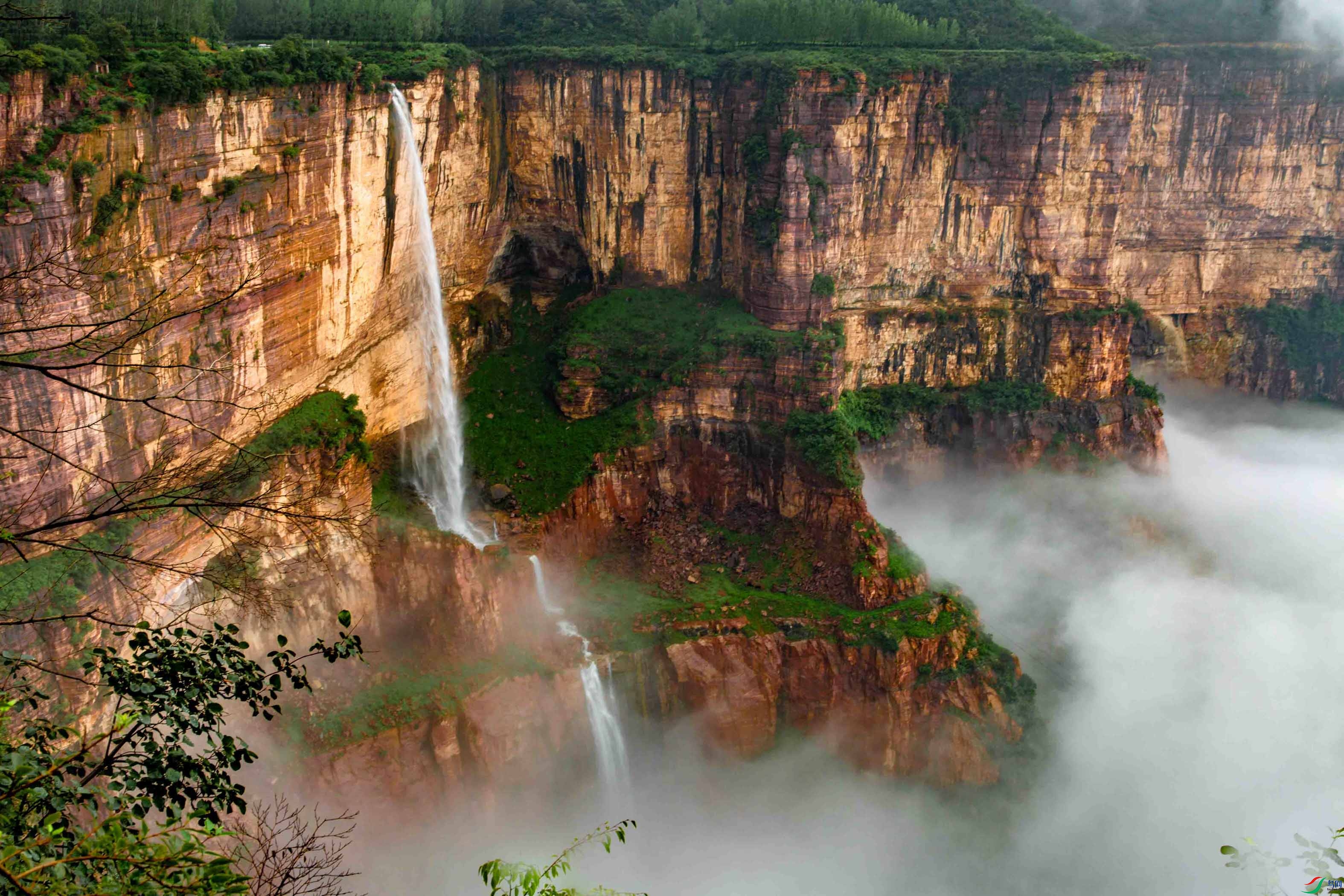 遥看瀑布挂前川