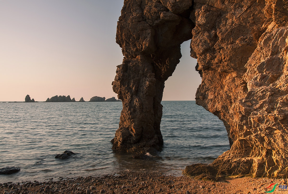 奇石倚岸,志向海阔天空