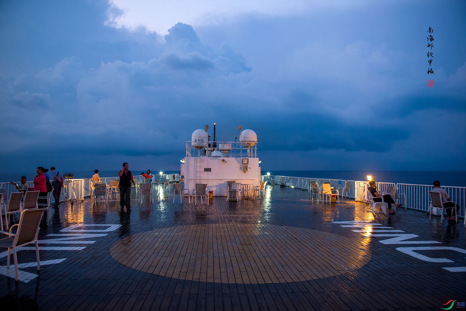 南海邮轮甲板上.jpg