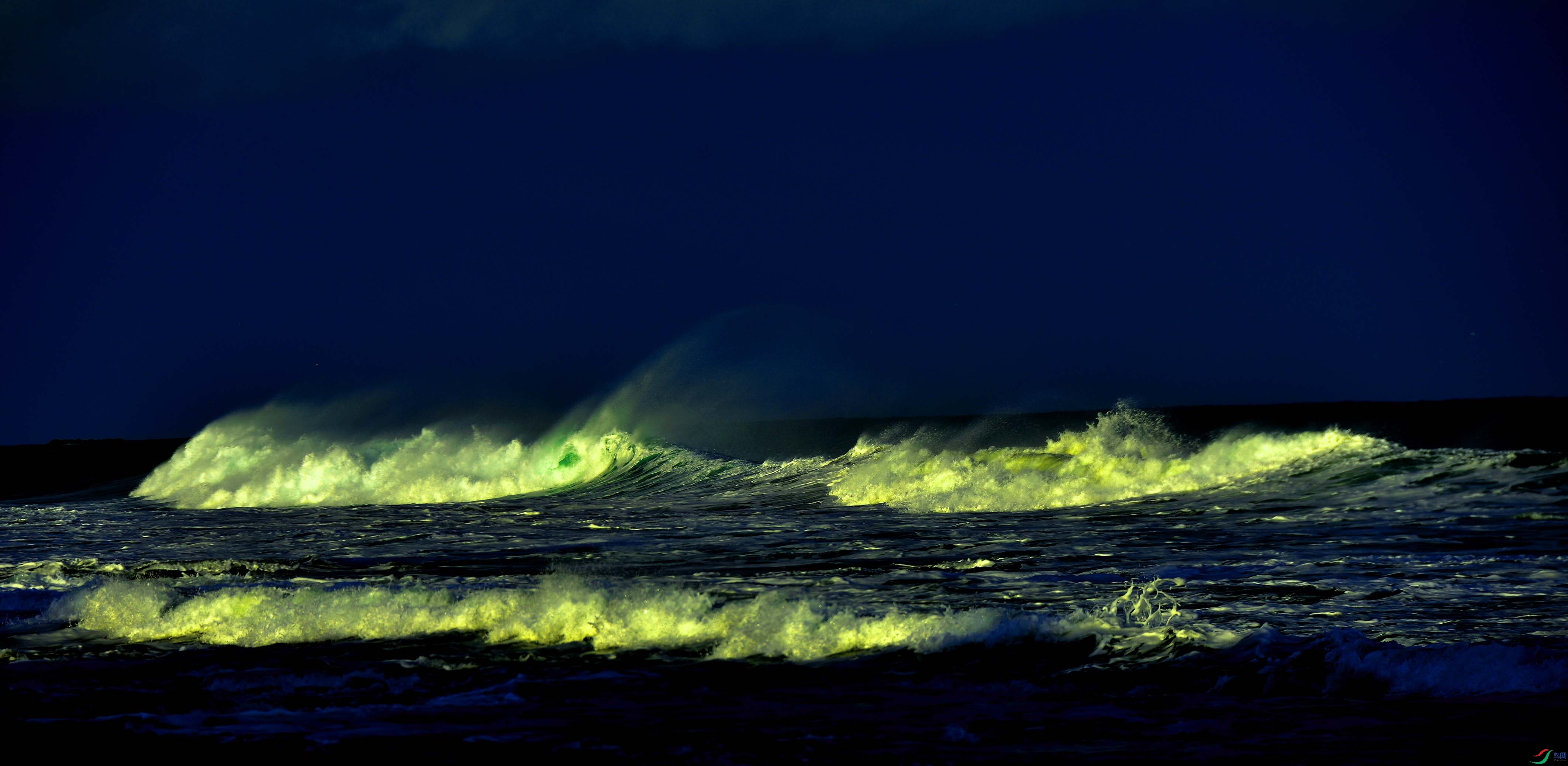 ���κ���