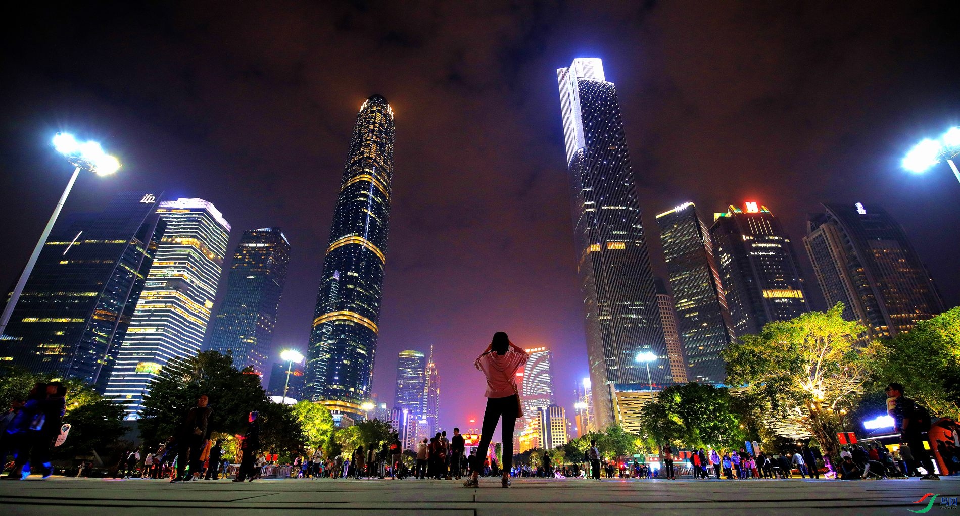 �����ͷײ�ҹ�ǡ������ݻ��ǹ㳡