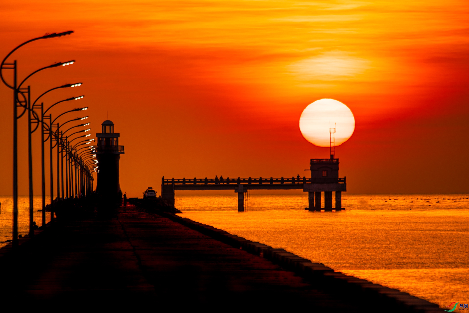 The sea wall at dusk.jpg